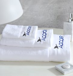 High-quality-white-cotten-hotel-towels-with-customized-logo-4